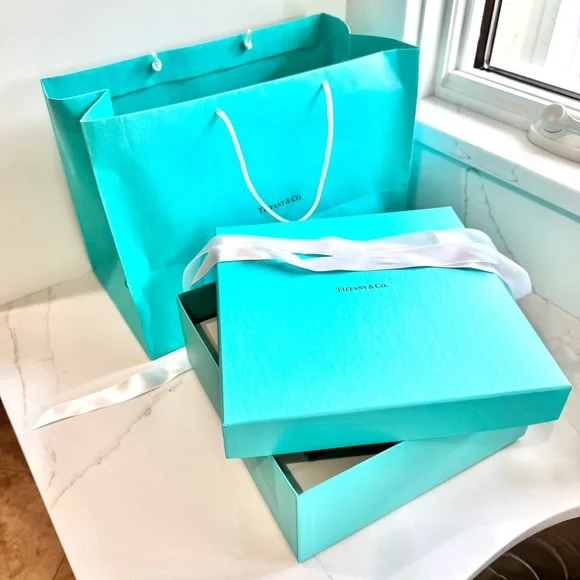 Tiffany & Co Big Tiffany Gift Box in Tiffany Blue Signature color 💚💙🎁 - Picture 11 of 16